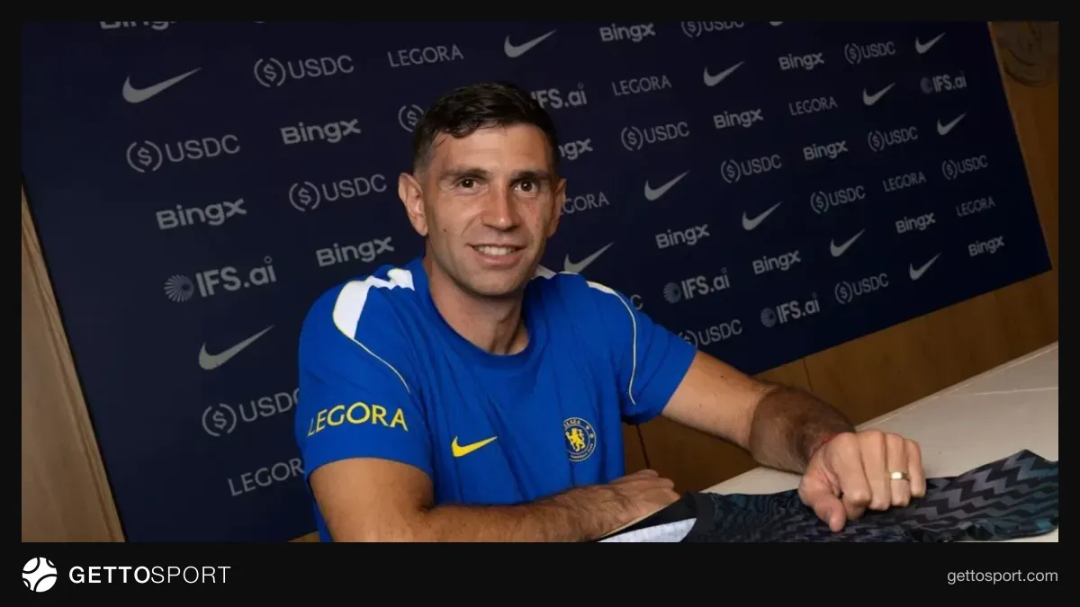 Emiliano Martines meydanda tibbi yardım alarkən xərəkdə