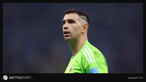 Emiliano Martínez başının arxa hissəsində M hərfi ilə