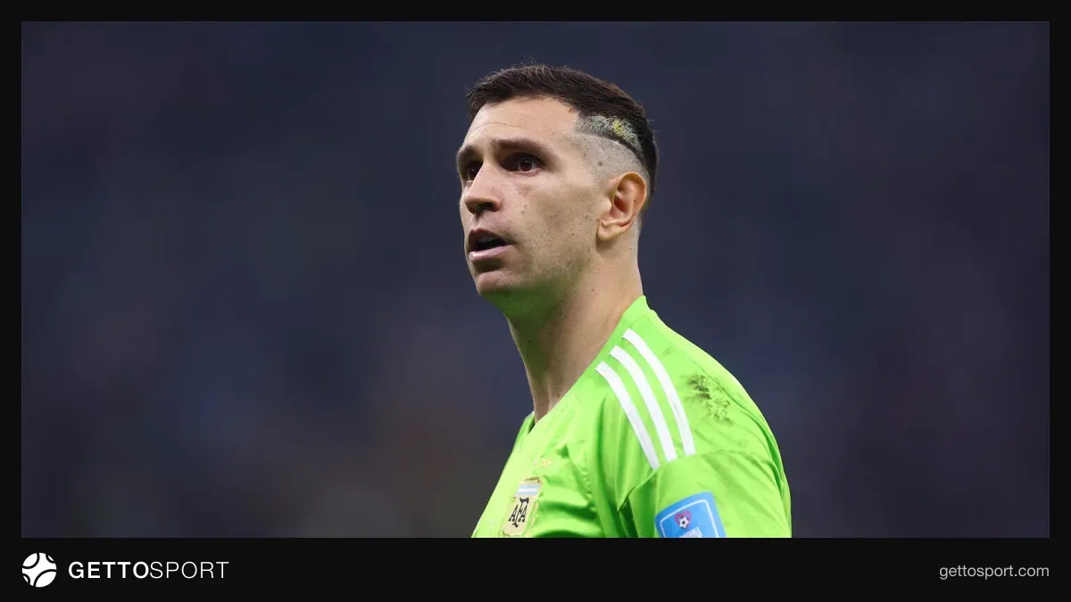 Emiliano Martínez başının arxa hissəsində M hərfi ilə