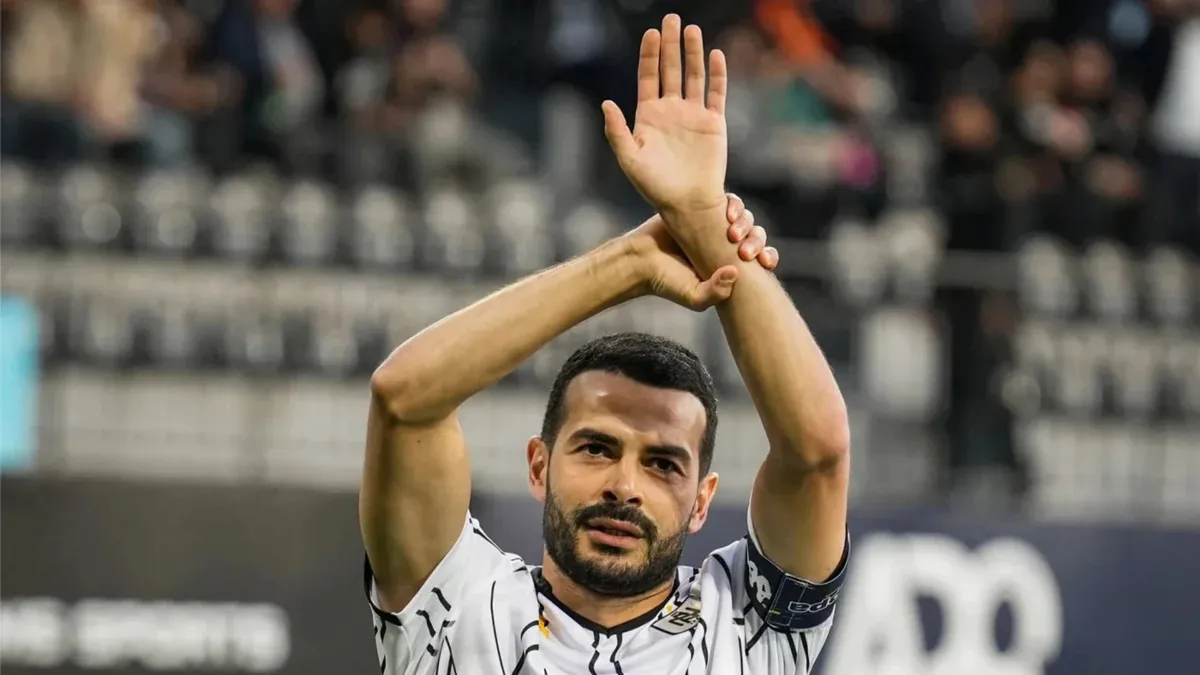 Emin Mahmudov məşqdə Neftçi formasında
