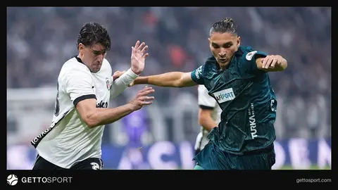 Emir Ortakaya konuşma yaparken, Kocaelispor formasıyla