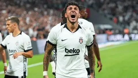 Emirhan Topçu siyah-beyaz formayla mücadele ederken