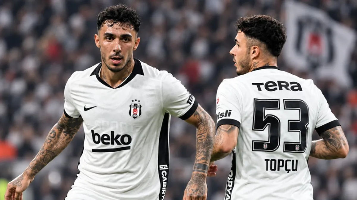 Emirhan Topçu Beşiktaş formasıyla maçta topa müdahale ederken