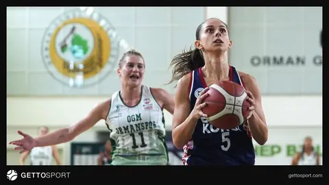Emlak Konut kadın basketbol takımı oyuncuları antrenmanda veya maç öncesi ısınma yaparken