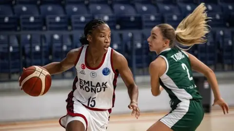 Emlak Konut ve Tango Bourges Basket oyuncuları maç sırasında