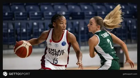 Emlak Konut ve Tango Bourges Basket oyuncuları maç sırasında