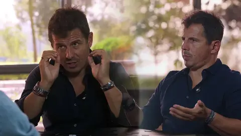 Emre Belözoğlu röportaj sırasında konuşurken