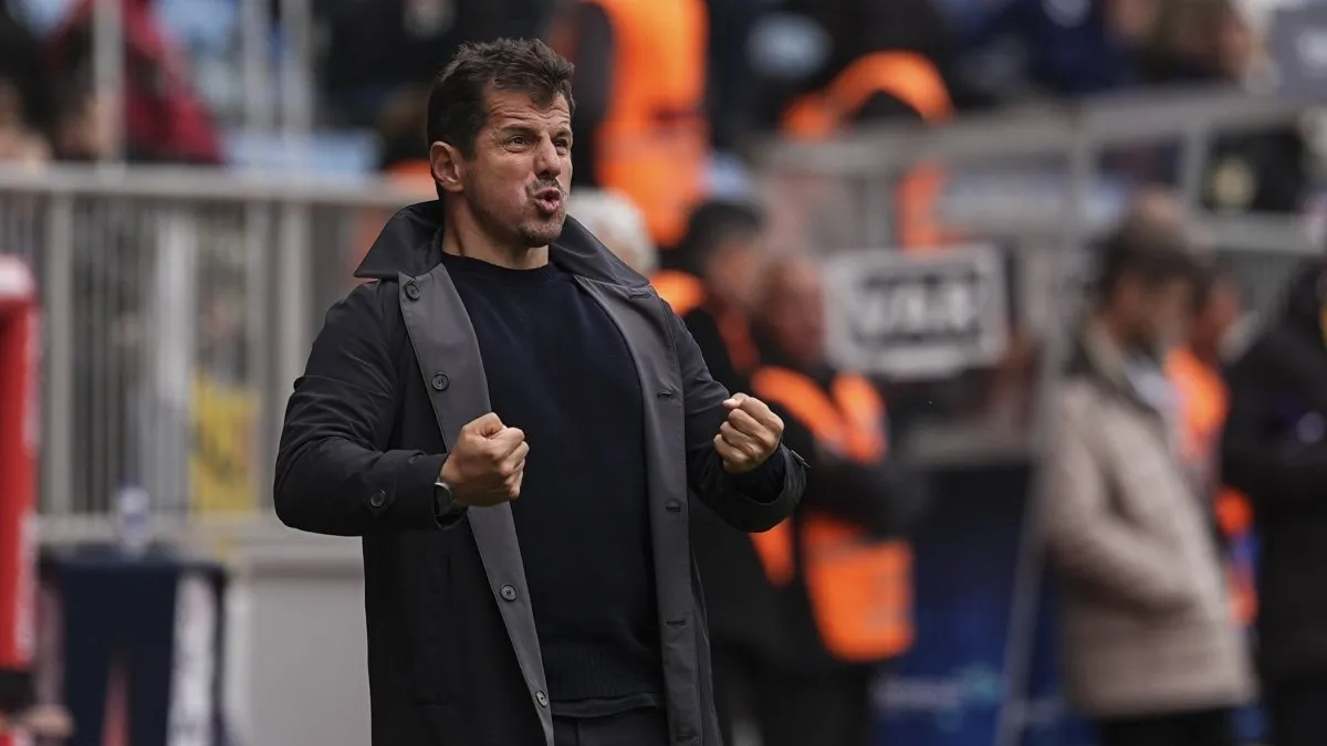 Emre Belözoğlu basın açıklaması yaparken