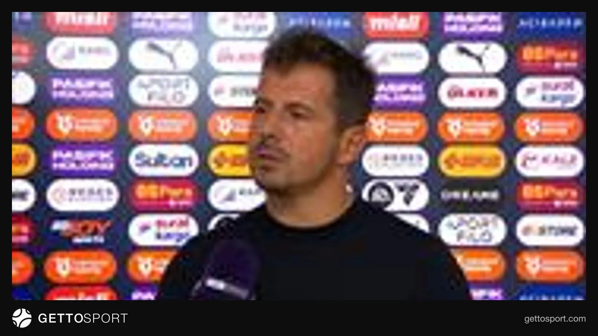 Emre Belözoğlu mikrofon başında röportaj verirken