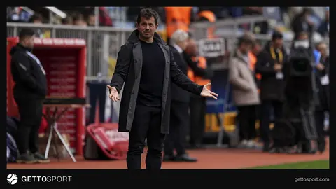 Emre Belözoğlu basın toplantısında konuşurken görüntü