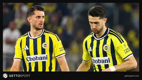 Emre Bol yazı yazarken veya Fenerbahçe formasıyla saha görüntüsü