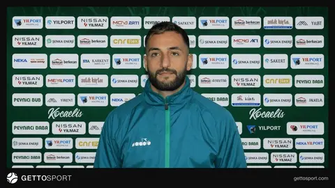 Emre Nefiz'in forma ile poz veren futbolcu fotoğrafı