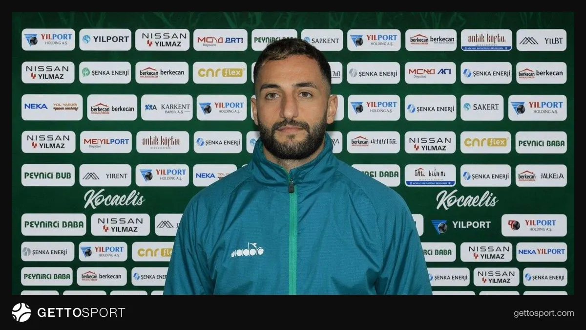 Emre Nefiz'in forma ile poz veren futbolcu fotoğrafı