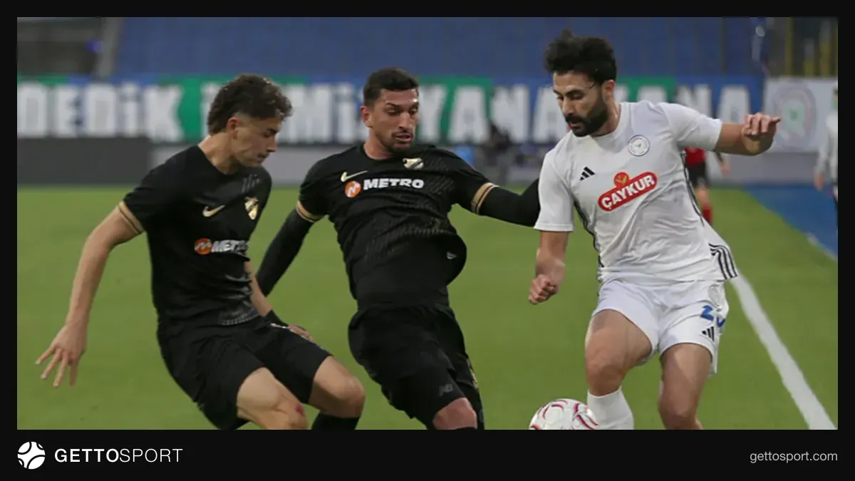 Emrecan Bulut Çaykur Rizespor formasıyla basın açıklaması yaparken