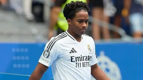Endrick Real Madrid formasıyla saha kenarında düşünceli halde