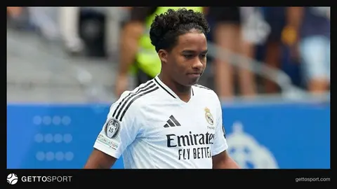 Endrick Real Madrid formasıyla saha kenarında düşünceli halde