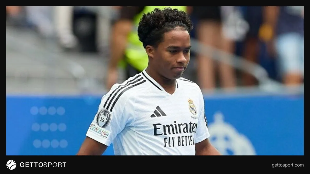Endrick Real Madrid formasıyla saha kenarında düşünceli halde