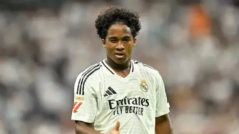 Endrik məşqdə topa toxunur, arxada Real Madrid forması