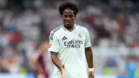 Endrikin Real Madrid formasında meydanda futbolda görüntüsü