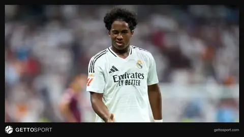 Endrikin Real Madrid formasında meydanda futbolda görüntüsü