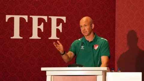 Entoni Teylor və Türkiyə Futbol Federasiyası loqosu