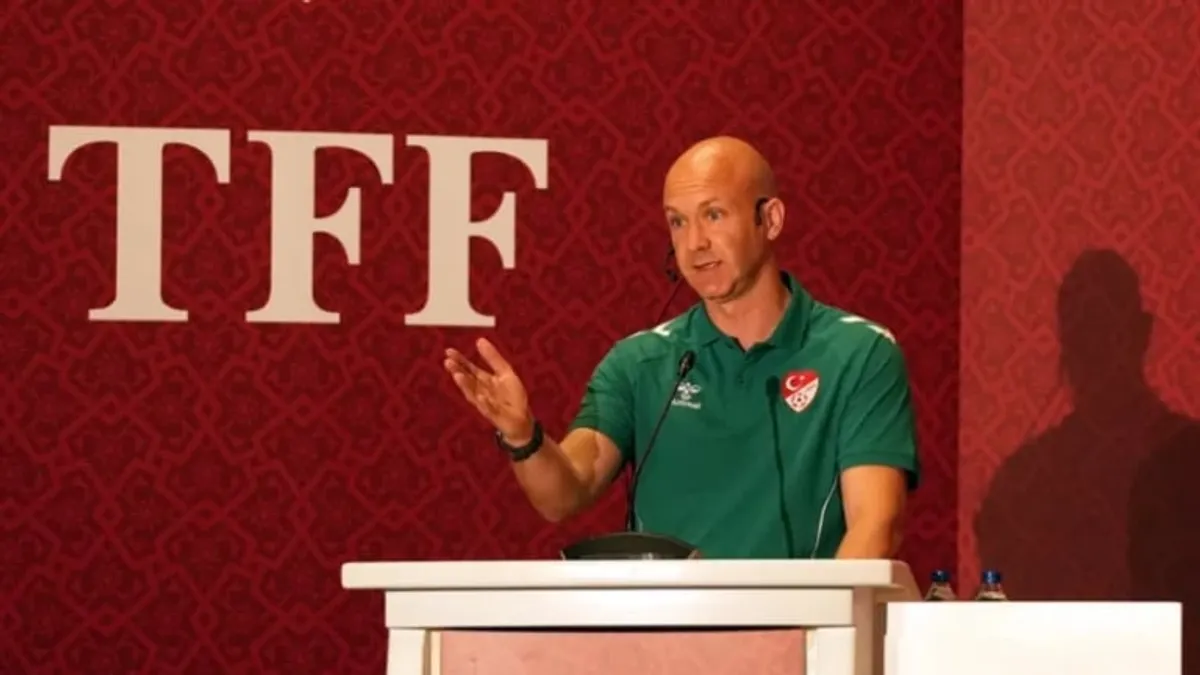 Entoni Teylor və Türkiyə Futbol Federasiyası loqosu