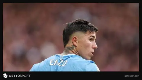 Enzo Fernandes mətbuat konfransında və ya klub formasında