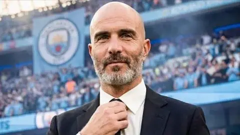 Enzo Mareska mətbuat konfransında danışır