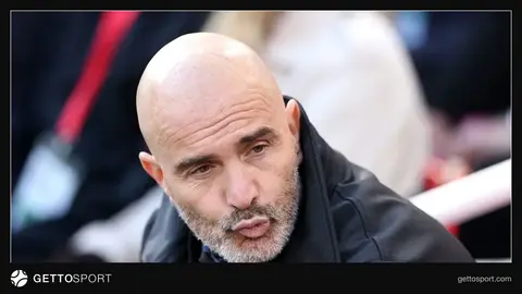 Enzo Mareska meydanda düşüncəli halda danışır