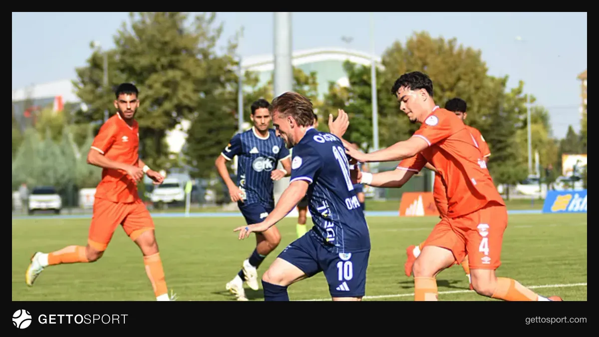 Erciyes 38 FSK oyuncuları gol sevincinde