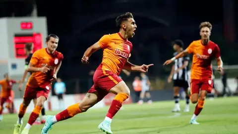 Eren Aydın stadionda tribunaya baxır, Gəncə azarkeşləri