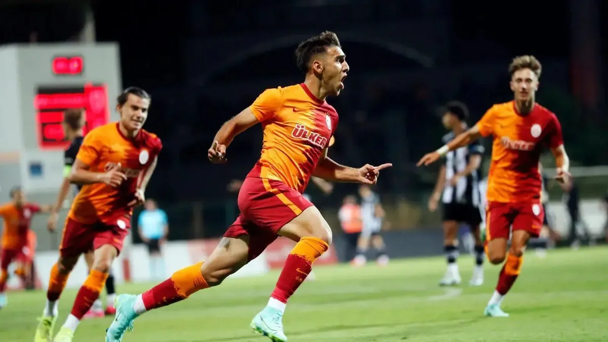Eren Aydın stadionda tribunaya baxır, Gəncə azarkeşləri