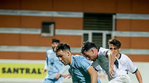 Eren Aydın mətbuat önündə mikrofona danışır, arxa planda Zirə forması