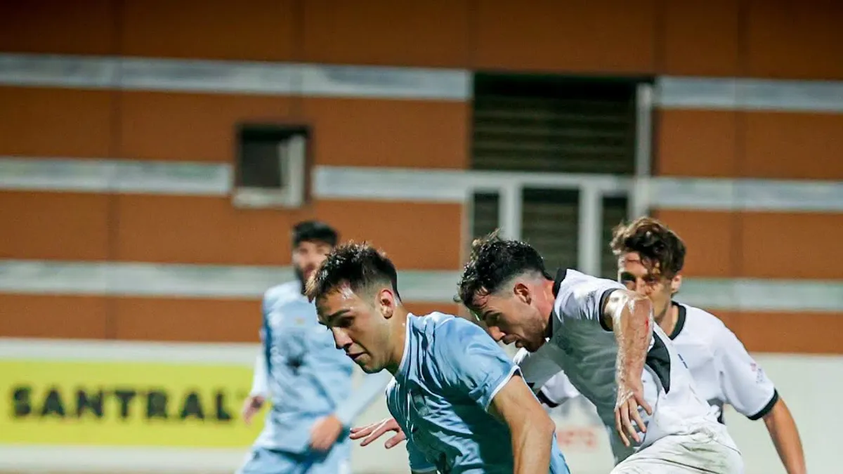 Eren Aydın mətbuat önündə mikrofona danışır, arxa planda Zirə forması