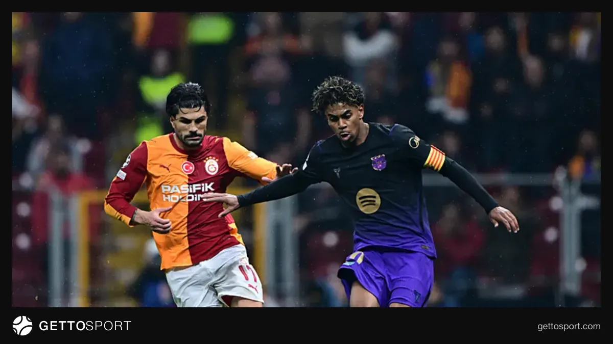 Eren Elmalı maçta topa müdahale ederken