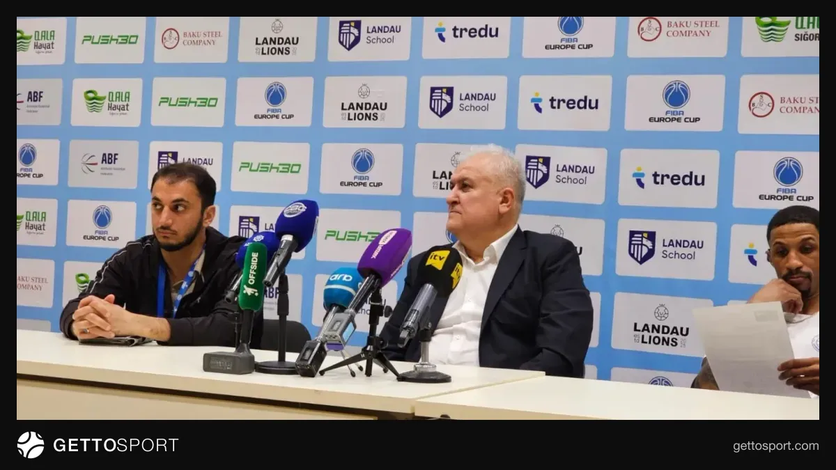 Erhan Toker basketbol meydançasında oyunçularına təlimat verərkən