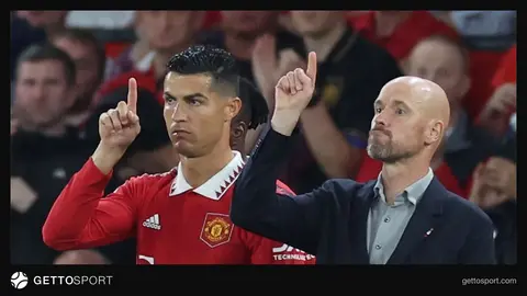 Erik ten Hag röportaj verirken, arka planda Manchester United logosu