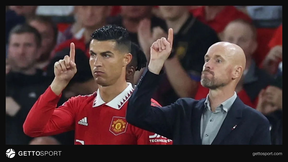 Erik ten Hag röportaj verirken, arka planda Manchester United logosu