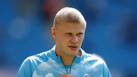 Erlinq Holand futbol meydançasında düşüncəli vəziyyətdə