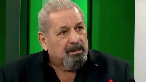Erman Toroğlu stüdyoda maç yorumlarken