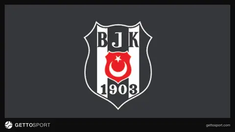 Beşiktaş formasını denemede giymiş genç futbolcu Ernest Bassene antrenmanda