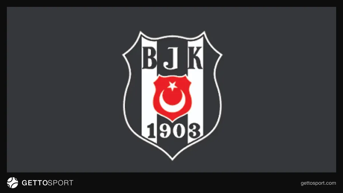 Beşiktaş formasını denemede giymiş genç futbolcu Ernest Bassene antrenmanda