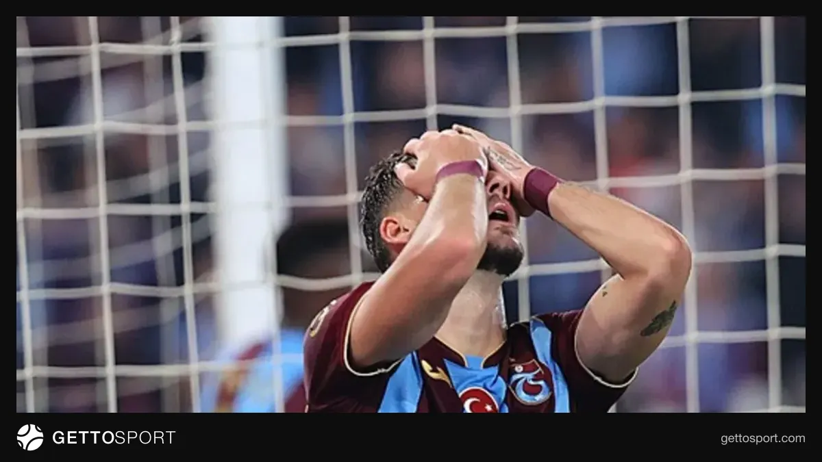 Ernest Muçi top sürerken ve Ozan gol sevinci