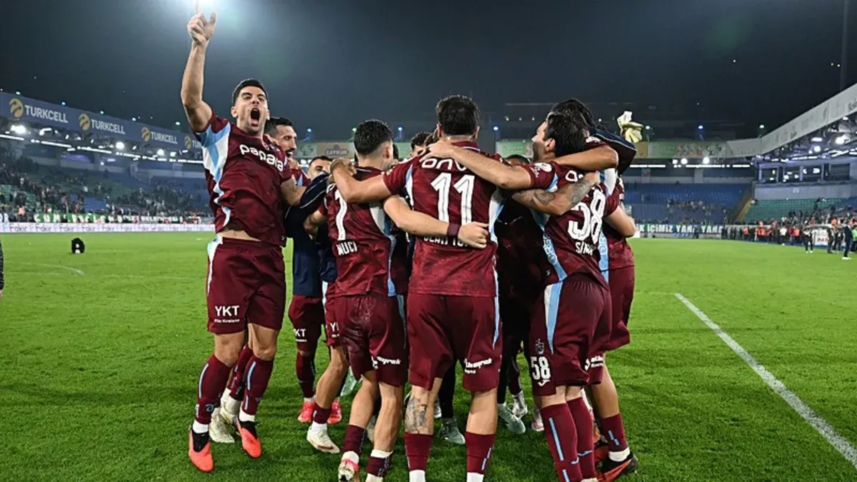 Ernest Muçi gol sevincinde takım arkadaşlarıyla asist anı