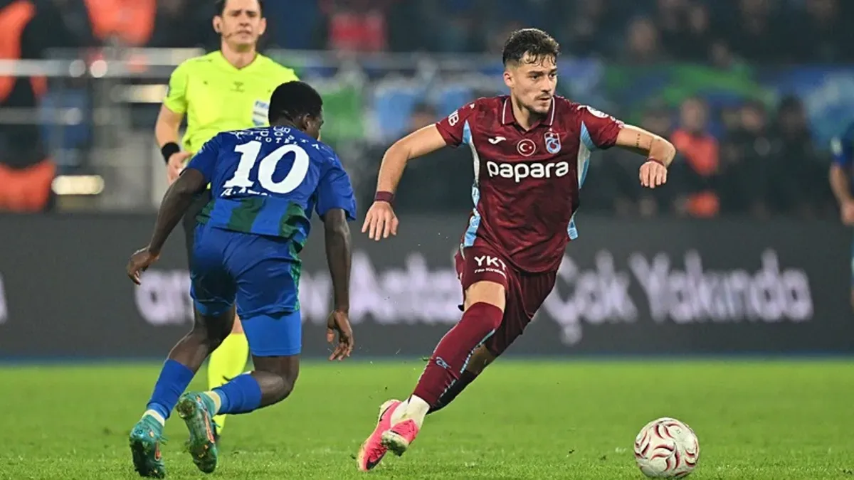 Ernest Muçi oyuncu formasıyla gol pası verirken
