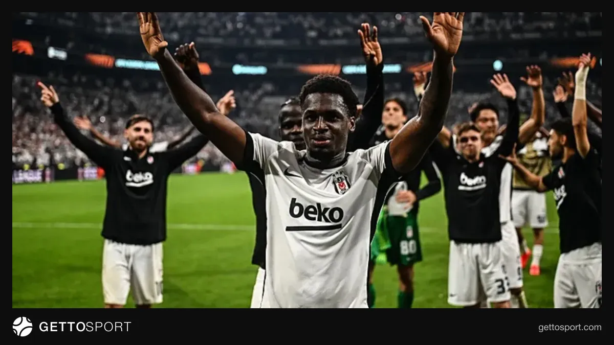 Beşiktaş Başkanı Serdal Adalı konuşurken, arka planda Beşiktaş logosu