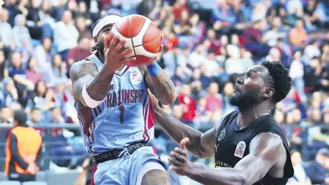 Erokspor oyuncuları maçta sevinç yaşarken, Trabzonspor oyuncuları üzüntülü