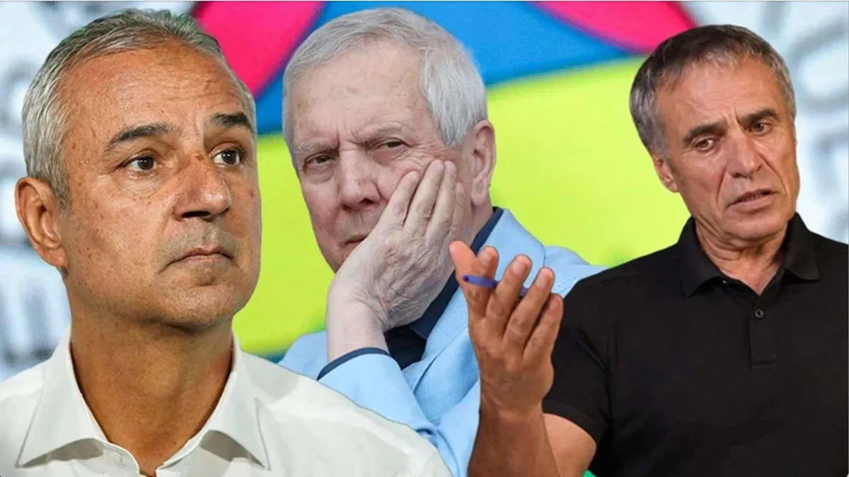 Ersun Yanal stüdyoda Smex kanalında konuşurken