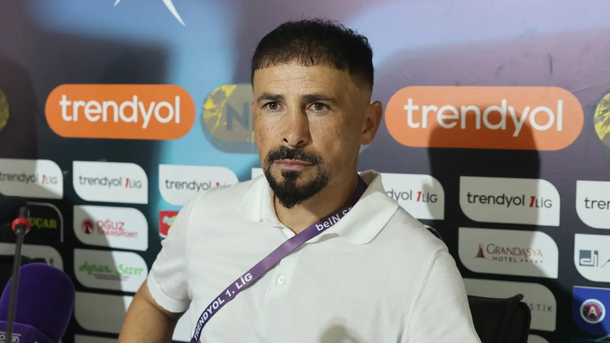 Ertuğrul Arslan basın toplantısında konuşurken