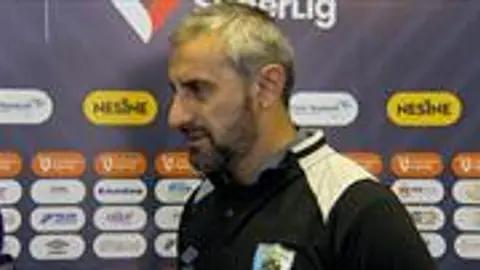 Serkan Özbalta maç sonu röportaj verirken